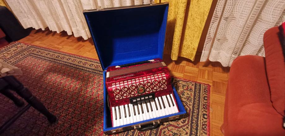 Klavirska harmonika Royal Standard Capella, 80-basna, registri 5/3