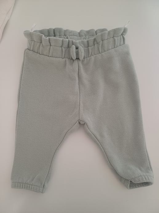 2x hlače za novorojenčka (C&A)