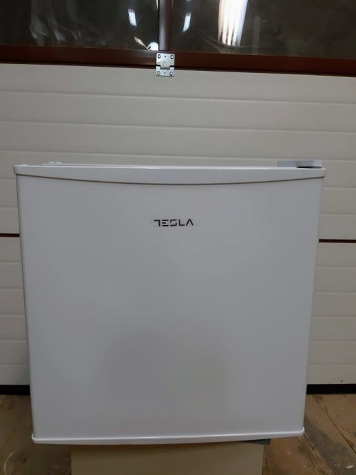 Mini hladilnik TESLA RS0400M1 NOV z garancijo