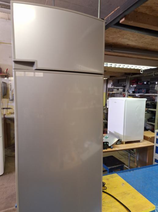 plinski hladilnik dometic190 litrski
