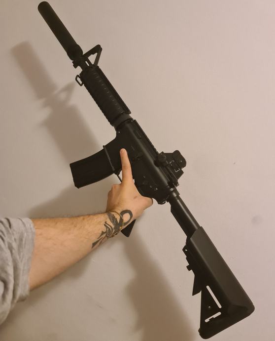 Airsoft M4 z Dušilcem. + veliko deli za gear box!