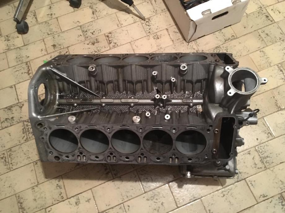 Двигатель v10 m5