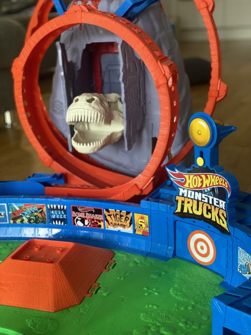 Hot Wheels Monster Trucks Volcano Arena