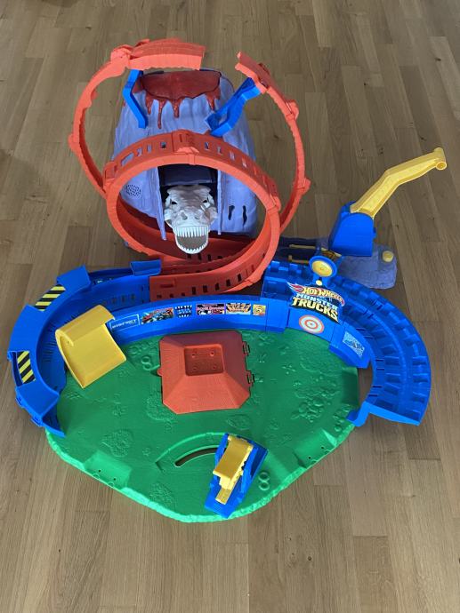 Hot Wheels Monster Trucks Volcano Arena