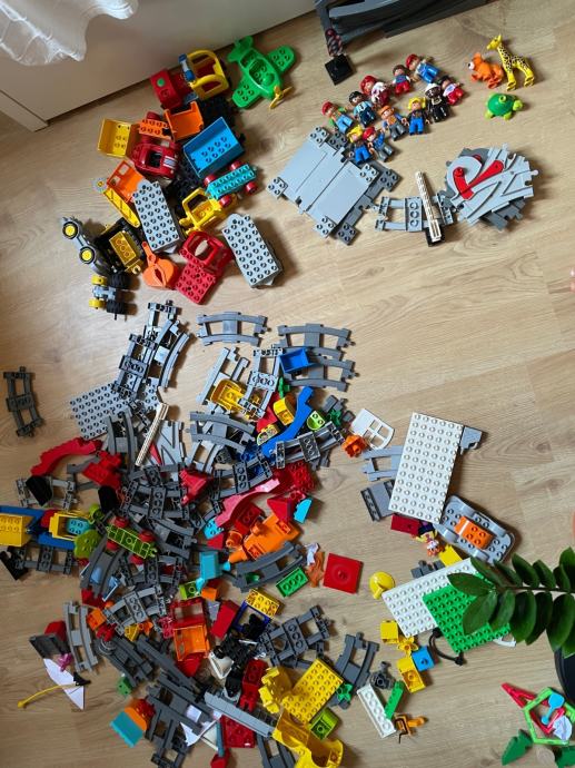 LEGO DUPLO zelezniska proga + avtomobili