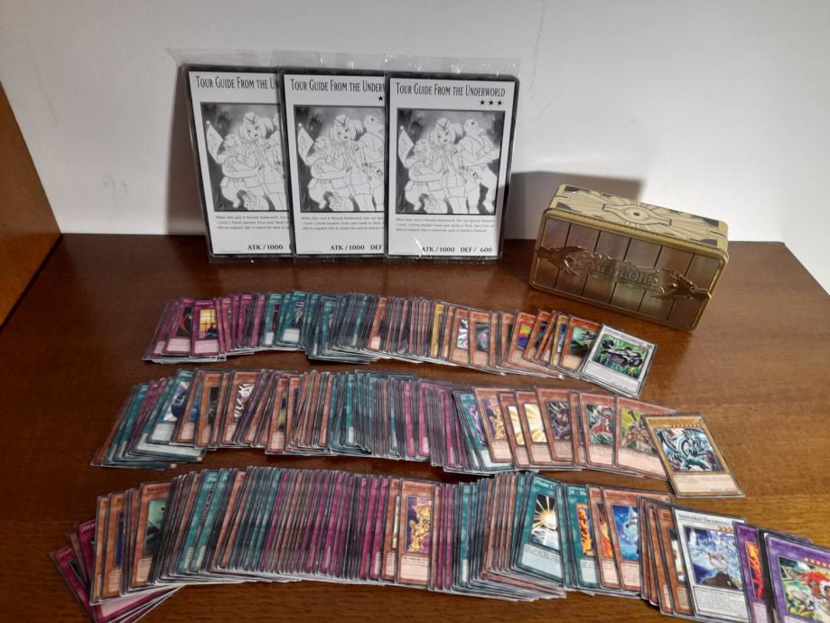 YuGiOh 300 kart zlata škatla za shranjevanje in 3 ogromne karte!