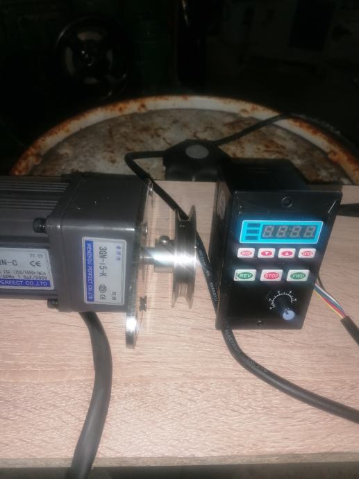 motor z reduktorjem