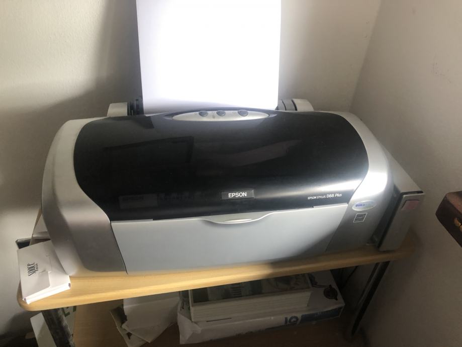 Barvni tiskalnik EPSON STYLUS D88 + nove KARTUŠE (odlično delujoč)