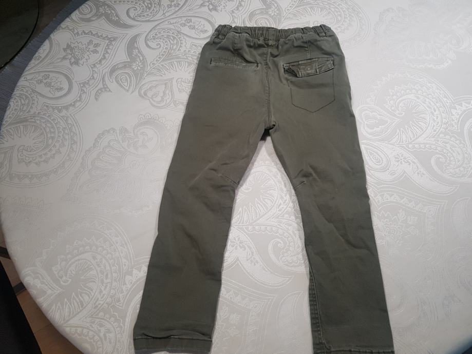Fantovske hlače št.116 za 6 let vojaško zelene znamke Next