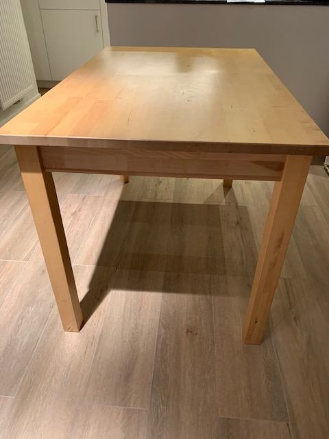 Jedilna miza s 4 stoli - KOMPLET