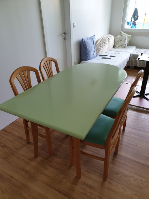 Jedilna miza s stoli ter klopjo