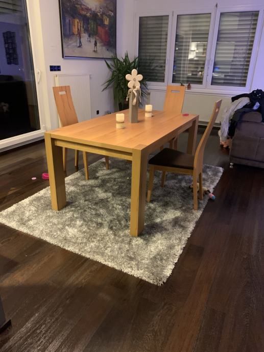Jedilna miza z masivnega lesa