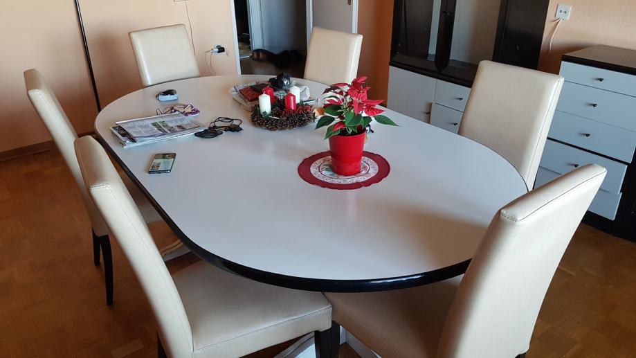 Ovalna jedilna miza s stoli