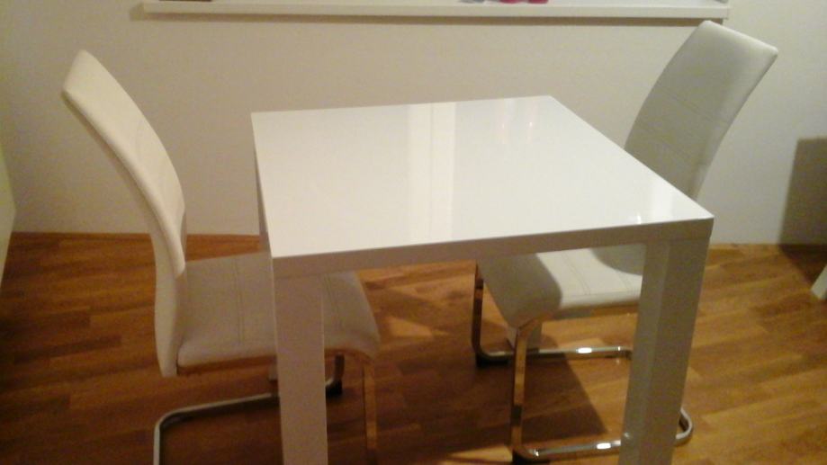 Prodam lepo belo mizo 90x90cm visok sijaj in dva usnjena bela stola
