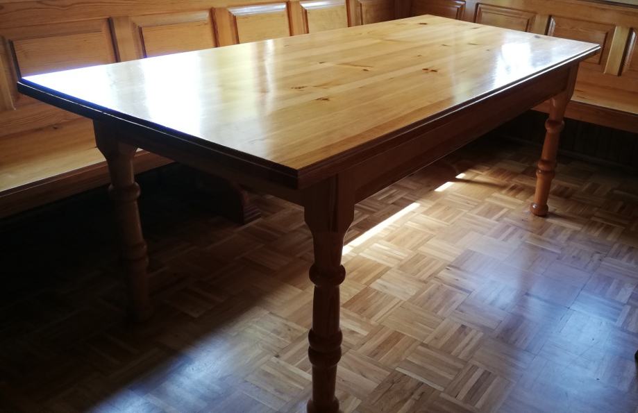 Klop in miza iz masivnega lesa