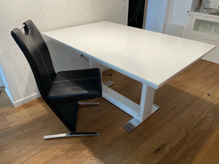 Bela raztegljiva miza in 6x črni stol