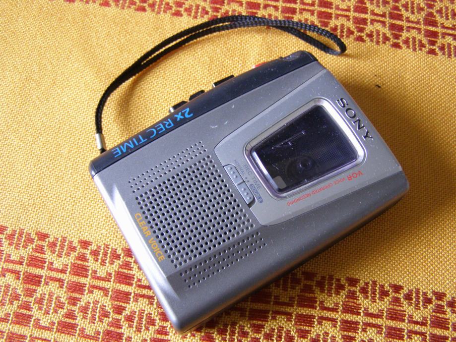 Snemalnik na kasete - Sony TCM-20DV - v okvari