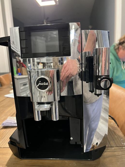 Avtomatski aparat za espresso JURA E8 krom (15271)