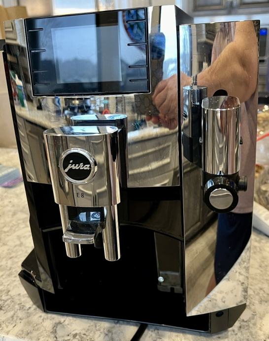 Avtomatski aparat za espresso JURA E8 krom (15271)