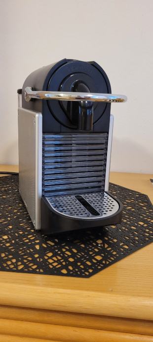 Nespresso PiXiE kavni aparat