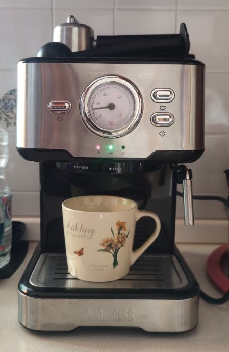 Machine à Expresso Princess 20 Bars - Compatible Capsules Nespresso, Réservoir 1,5 L, Mousseur à Lait Intégré