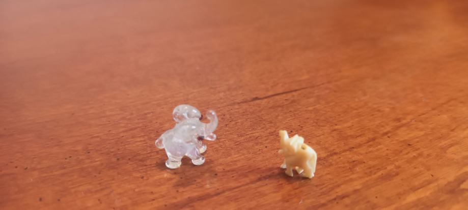 Dva miniaturna slončka, iz ebenovine in iz stekla, 1 cm