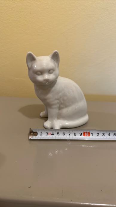Mačka iz keramike