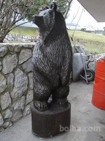 Medved - skulptura v naravni velikosti iz lesa