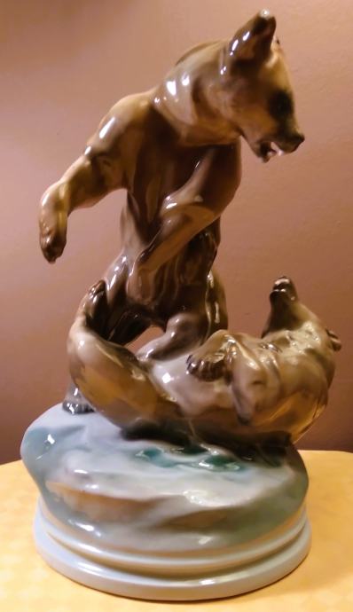 porcelanasta skulptura - medvedji boj