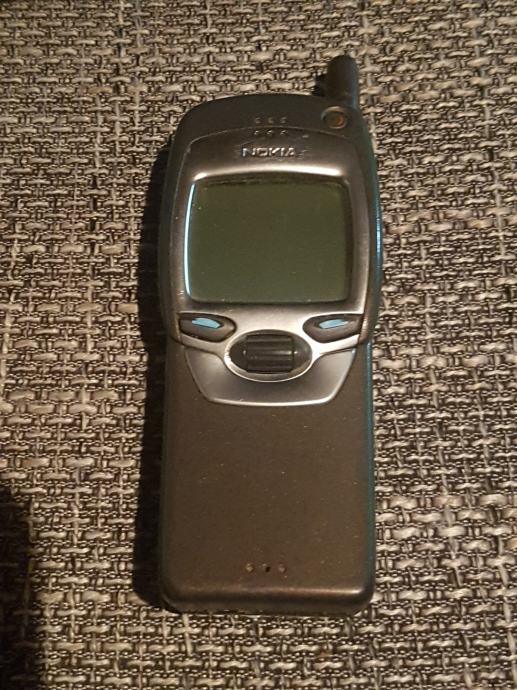 Klasicni mobilni telefon mobitel Nokia 7110