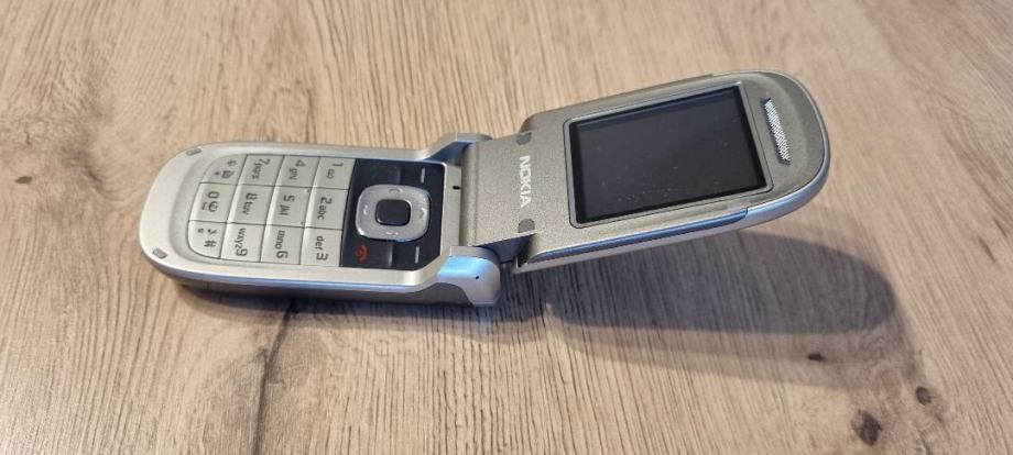 Mobilni aparat NOKIA 2760 (na preklop) - nov
