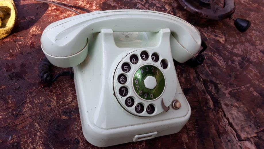 ATA 11 delujoči telefon zelene barve