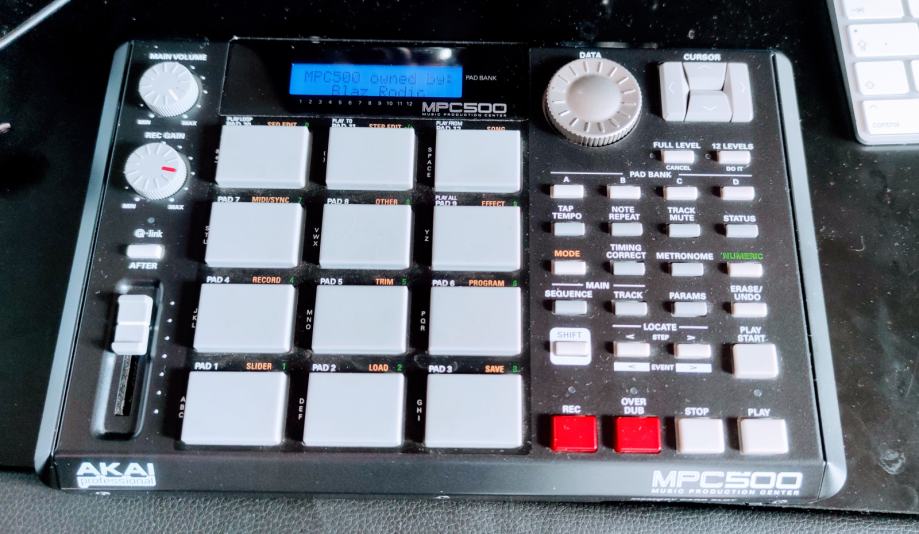 AKAI MPC500 sampler, sequencer, groovebox