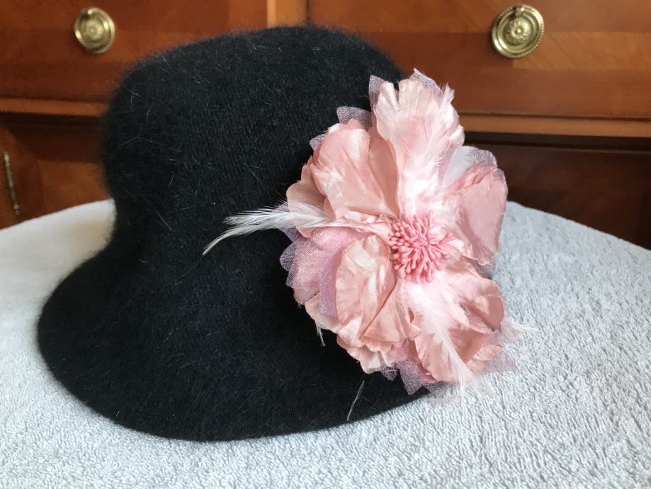 Črn klobuk - lahko z roza cvetom