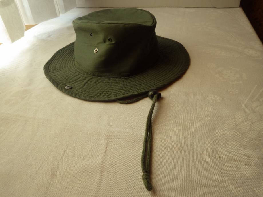 Platnen klobuk z vrvico