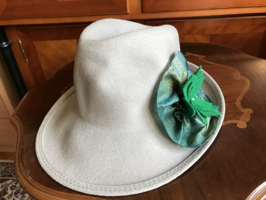 Siv klobuk iz klobučevine