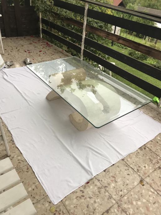Elegantna steklena miza
