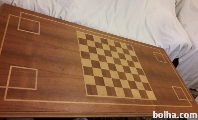 Lesena miza z intarzijo šahovsko polje