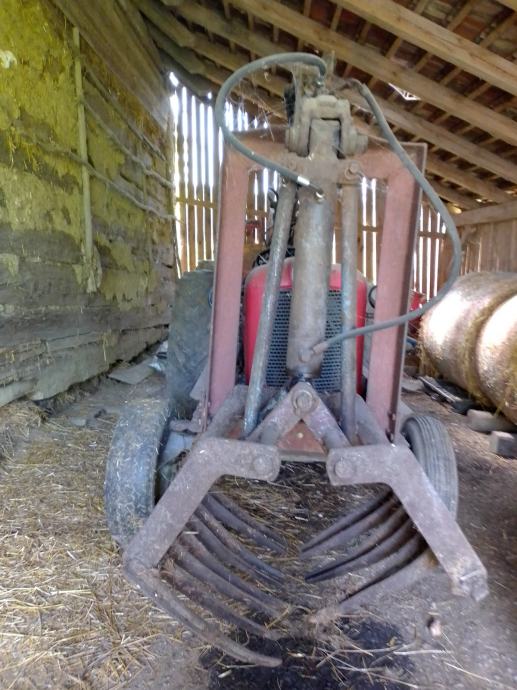 Traktor z nakladačem za gnoj