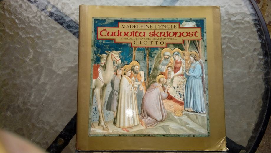 stara cerkvena knjiga s freskami