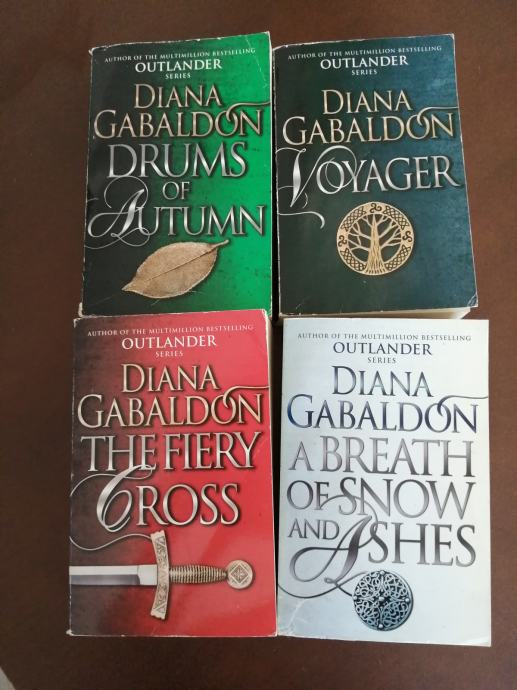 Diana Gabaldon štiri knjige iz serije Tujka (v angleškem jeziku)