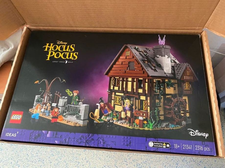 lego-21341-disney-arovnice-se-vra-ajo-hi-a-sester-sanderson