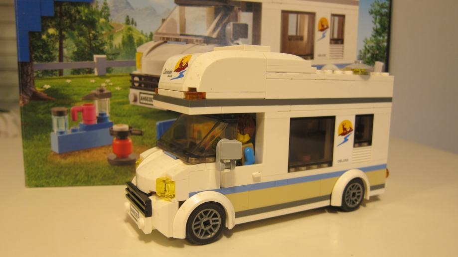 Lego City 60283, počitniški potovalnik.