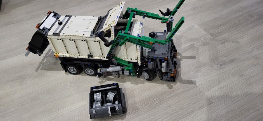 Lego Technic 42078 model B, Mack LR