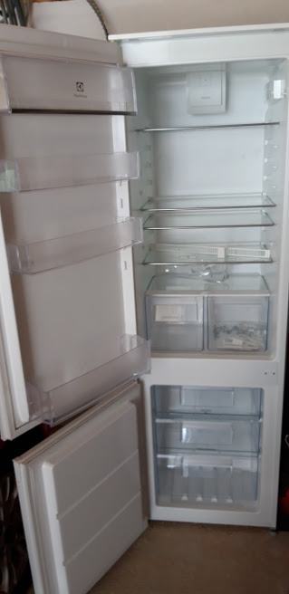 Prodam vgradni hladilnik z zamrzovalnikom electrolux