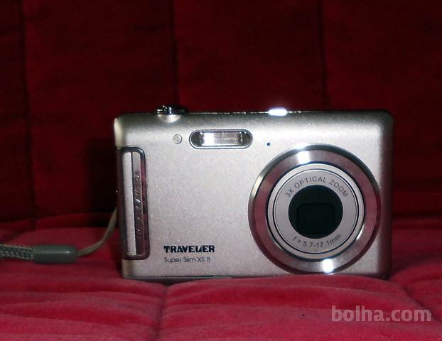 Digitalni fotoaparat Traveler s pripadajočo opremo