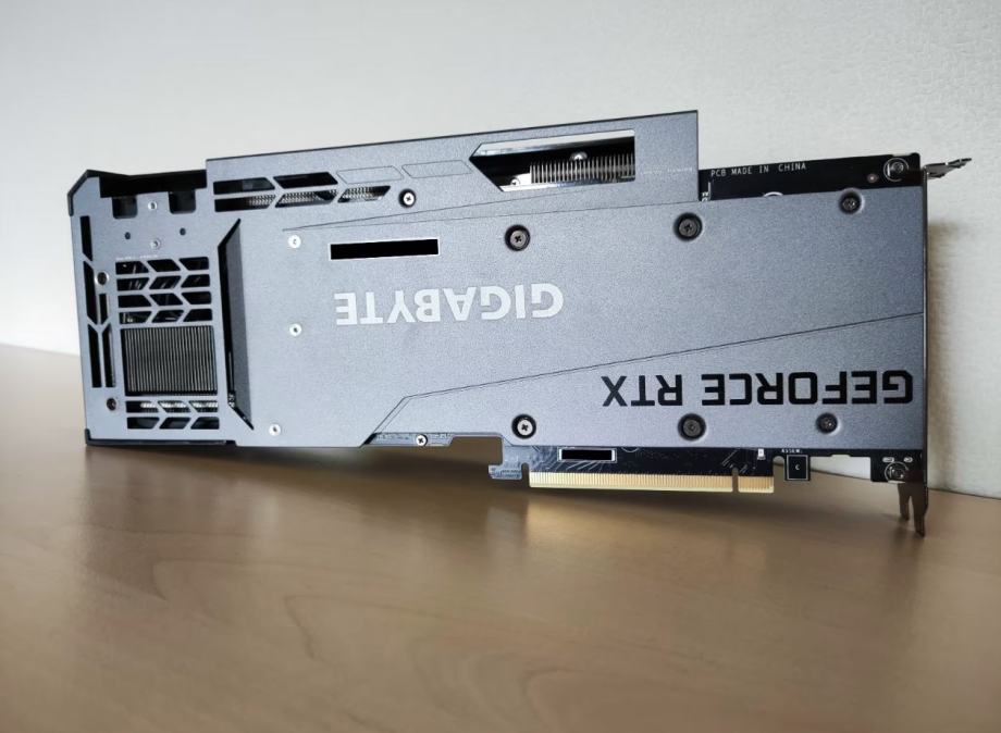 Gigabyte geforce rtx 3080 ti gaming oc | 12gb gddr6x 384-bit | windforce 3x | grafična kartica 4 Gigabyte rtx 3080 ti gaming oc kovinska zadnja plošča in screen cooling odprtina