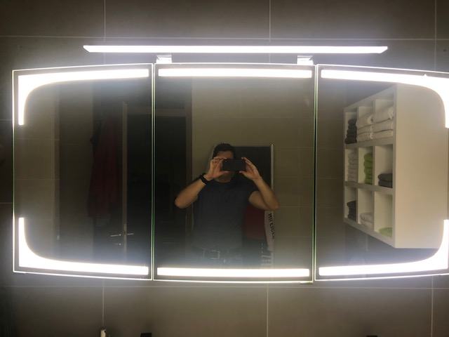 Kopalnisko ogledalo z omarico in vgrajenimi LED lucmi