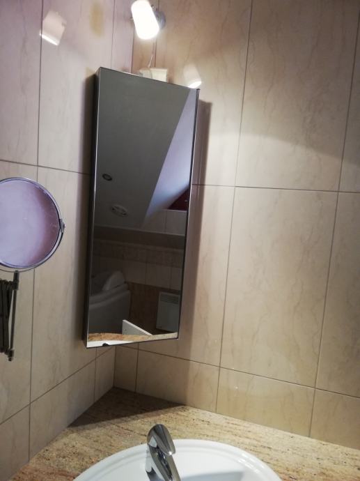 Kotna kopalniška omarica z ogledalom