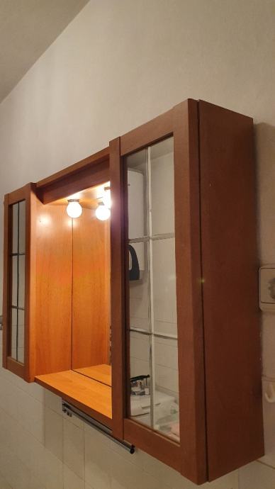 Prodam zelo lepo ohranjeno kopalniško omarico rjave barve z ogledalom